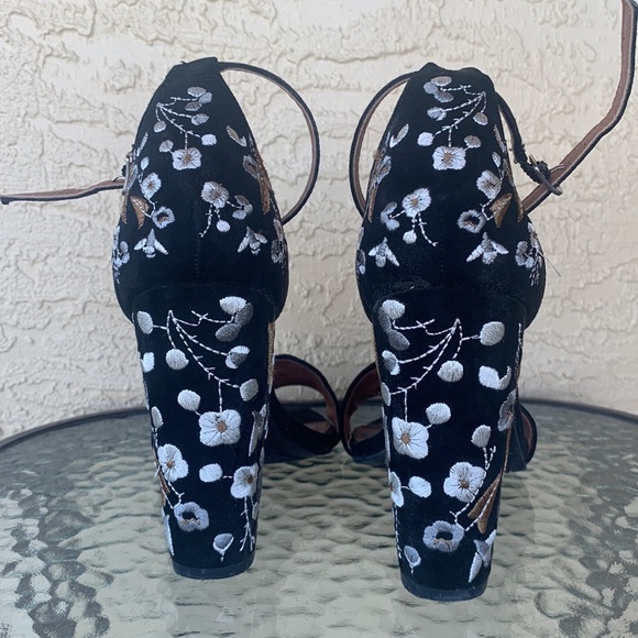 Size 9 Embroidered high heel sandal - Picture 2 of 4